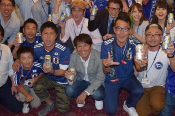 画像：参加者とともにフレームに収まったパンサー尾形さんと福田正博さん