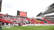 浦和サポと阪神ファンの比較話題！横浜戦で投げ込み・インタビュー妨害