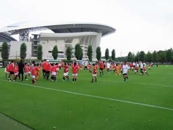 画像：埼玉スタジアムの第3グラウンドで、試合開催日に行われた [写真]=サッカーキング