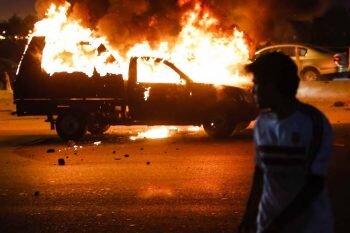 画像：暴動でファンによって燃やされた車両 [写真]=Anadolu Agency/Getty Images