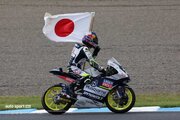 佐々木歩夢、レース後に加藤大治郎が使用した国旗で1周「チャンピオン争いの力を頂きました」/MotoGP第14戦日本GP