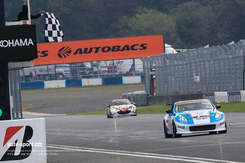 S耐岡山はクラフトバンブーがGr.1、15号車岡部自動車Z34がGr.2を S耐岡山はクラフトバンブーがGr.1、15号車岡部自動車Z34がGr.2を