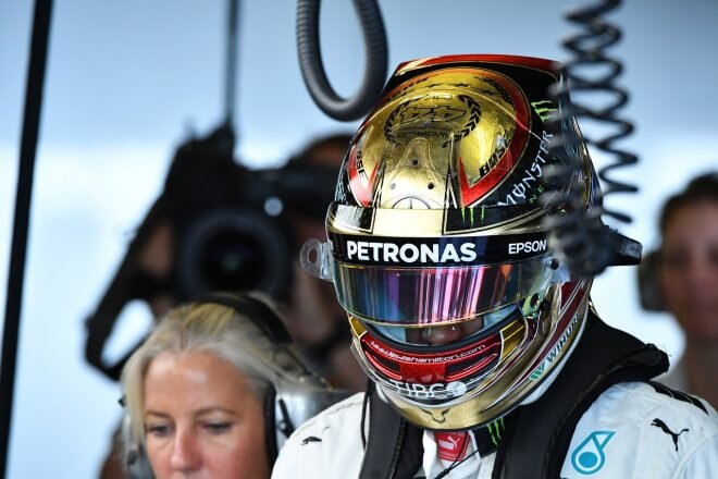 画像：ハミルトン「チャンピオン仕様のヘルメットで走る。すごくハッピーだよ」：メルセデス F1アブダビGP金曜