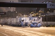 レッドブル、ホンダNSX-GTが24枚の壁を突き破る衝撃テレビCM公開。『轟音東京』を体現