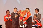 世界チャンピオンを獲得したヨシムラが祝勝会を開催。長瀬智也がサプライズプレゼンターで登場!