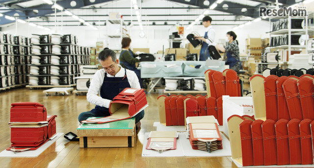 画像：職人の手仕事によるランドセルづくりを続ける土屋鞄製造所