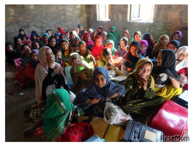 画像：ランドセルをもらって嬉しそうな子供たち。アフガニスタンでは男女別々のクラスで勉強する。