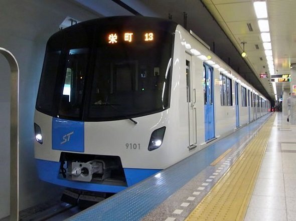 画像：札幌市営地下鉄東豊線9000形車両（bellz_asamidouさん撮影、Wikimedia Commons