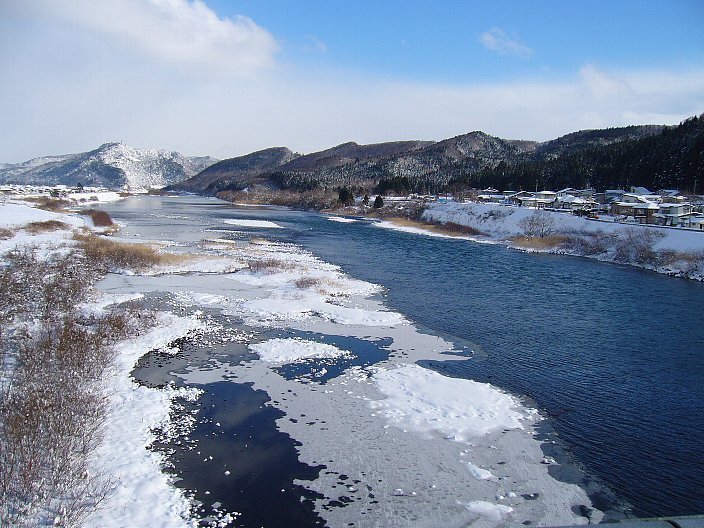 画像：米代川（2005年12月14日　Bakkaiさん撮影、Wikimedia Commons