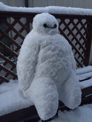 大雪がベイマックスを一晩で太らせる もこもこになったベイマックスの雪だるまが可愛いと話題に 16年1月25日 Biglobeニュース