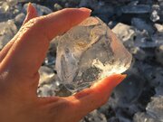 オレンジやブルーにゆらめく宝石　大津海岸の神秘「ジュエリーアイス」の世界