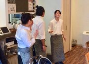 テーブルに着いたら、いきなり演劇が！？　斬新すぎる「即興劇カフェ」大阪にオープン