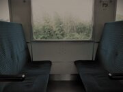 「混雑する電車に乗ってきた老婦人。私が立って席を譲ると、正面にいた男性客が...」（東京都・70代女性）