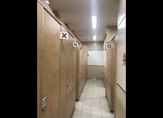 アナログだけど画期的　京都駅トイレの個室に設置された「紙」がグッドアイデア