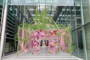 開業1周年の東京ミッドタウン八重洲に巨大なフラワーアート-生花の無料配布も実施