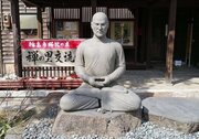 もしかして、ジョブズ...？　石川県の「禅の里」で座禅を組む、謎の石像の正体は