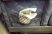 「新幹線座席の網ポケットにクサいゴミを放置したまま移動した隣の乗客。『忘れてますよ』と声をかけると...」（新潟県・40代男性）