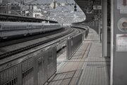 「新幹線で話しかけてきた隣の席の見知らぬおばさん。途中駅で一度降りたら、席に置いてた私の荷物を...」（東京都・50代男性）