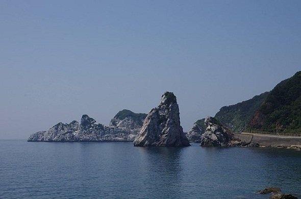 画像：白い岩が並ぶ海岸は確かにちょっと日本でない感がある（Ubuhouseさん撮影, Wikimedia Commonsより）