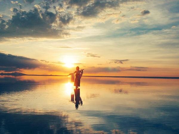 画像：ウユニ塩湖で撮影したユウナ　画像提供：じゃこ氏は旅コスしたい(@1ja_co)さん