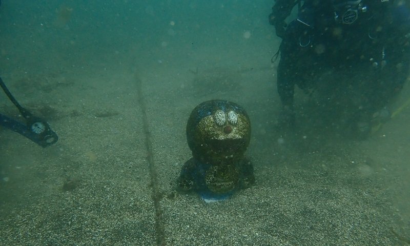 海底で白目をむいた ドラえもん が発見される 一体なにごと 管理者に理由を聞いた 22年4月24日 Biglobeニュース