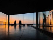 「まるで絵画の中にいるみたい...」　茨城にある「ガラス張りの駅」から見る海と朝焼けに絶賛の声