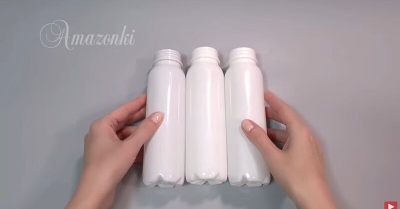 画像：使い終わったガラス瓶とプラスチックのボトルを……