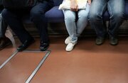 「コンパの帰り、中央線で嘔吐してしまった大学生の私。最終電車だったのに、隣の席にいたおじさんが...」（福岡県・60代男性）