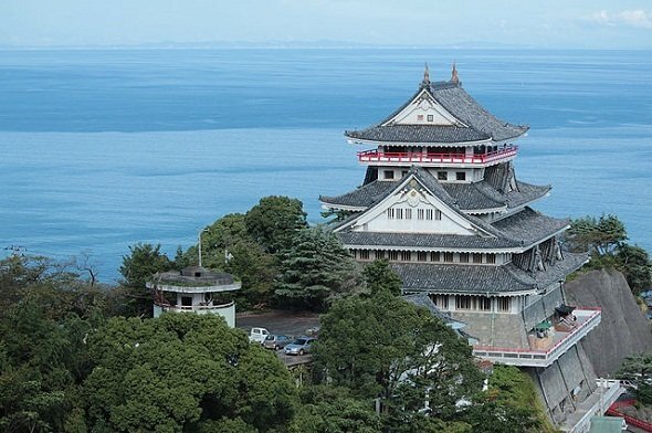 画像：熱海城は熱海城で個人的には好きな城風建築物だが（Batholithさん撮影, Wikimedia Commonsより