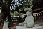 狛犬ではなく「人」がお出迎え　神社のシュール石像、設置の理由を聞いてみた