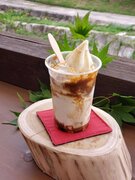 ソフトクリームの下に「こんにゃく」...だと？　岐阜・恵那市で食べられる「田舎パフェ」が超斬新