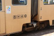 広島の街を「巨大段ボール箱」が走る！　ユニークすぎる路面電車に反響その狙いとは