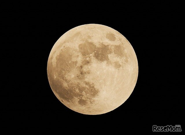 画像：サンシャイン60展望台から撮影した満月