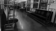 「混みあった地下鉄で、学生たちが揚げ物を取り出した。しかも立ったまま、ソースまでかけ始め...」（東京都・40代女性）
