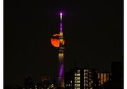 異世界の景色にしか見えない　真っ赤な月を背景にした夜のスカイツリーが幻想的すぎる