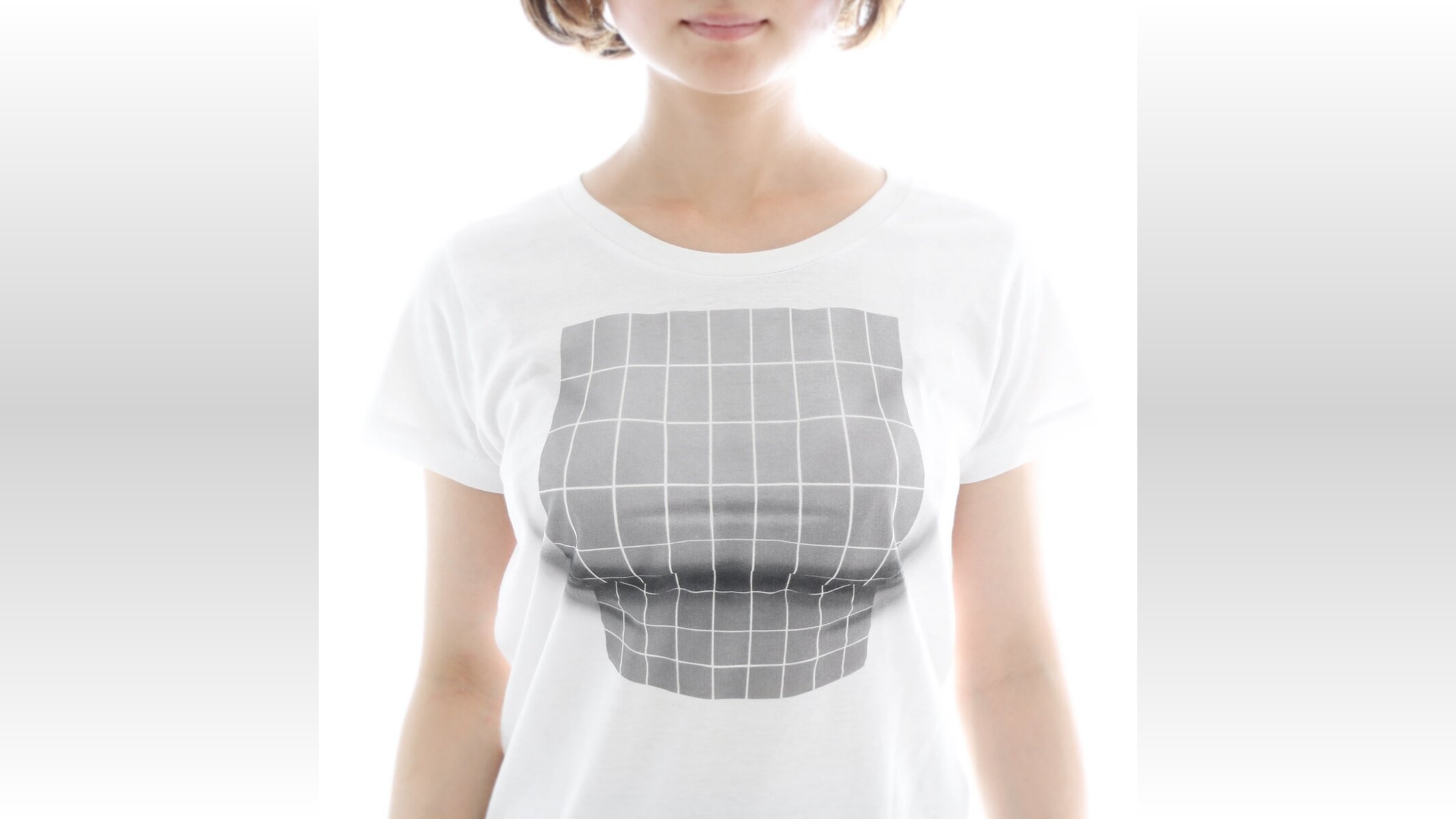 錯視で胸を大きく魅せるtシャツ爆誕 格子模様を胸いっぱいに膨らませボリューム感を演出 17年6月14日 Biglobeニュース