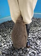 飼育員からくっついて離れない！　大阪・海遊館の「甘えん坊ペンギン」が可愛すぎる