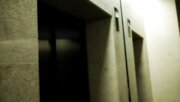 幽霊?職場の恐怖体験「エレベーターに謎の女性。副店長を凝視していたそうです」
