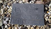 兵庫の海岸に「謎の黒い板」漂着　刻まれていた文字を解読してみた結果半世紀前の「アレ」だった