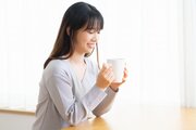 お昼休みの気分転換「推しの中島健人さんカラーのお茶を飲む」という女性