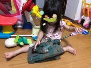 戦車「ごく...ごく......」　衝撃的に微笑ましい2歳女児の「おままごと」に反響