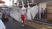 二羽の白鷺が翼を広げ、優雅に舞う　江戸時代から続く伝統芸能「津和野の鷺舞」が美しい