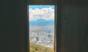 この視点はなかった...！　松山城が切り取った「夏」が絵のように美しい
