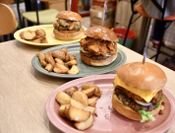 画像：暑い季節こそ辛いバーガーが美味しい！台東区のクラフトバーガー店が真夏のカレーフェア開催