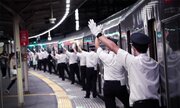 「これぞ阪急クオリティ！！」乗客の安全を守るため...花火大会当日に撮影された駅員たちの「連携プレー」がカッコよすぎる