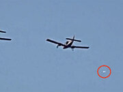 UFOが飛行機とパイロットをスキャンしている衝撃映像！ 米国防総省が公開したUFO映像と同一の機体か