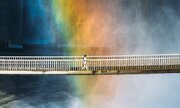 なんてドラマチックな一瞬なんだ！　夢みたいな「虹の架かる橋」捉えた写真に絶賛の声