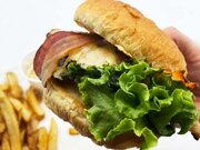 どれが一番ウマい？ 『ハードロックカフェ』の人気バーガー＆サンドを食べ比べてみた