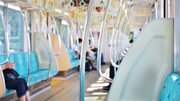 「通勤電車で立っていた20代の私。座った人が網棚に置いた荷物を確認していたら...」(東京都・40代女性)