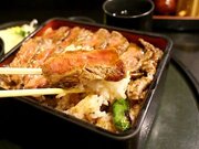 ご飯がすすみすぎる！ 大阪の行列店『本みやけ』でお肉びっしりの名物「ステーキ重」を食べてきた